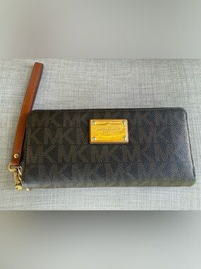 Michael Kors🤎Brown Logo Wristlet Wallet